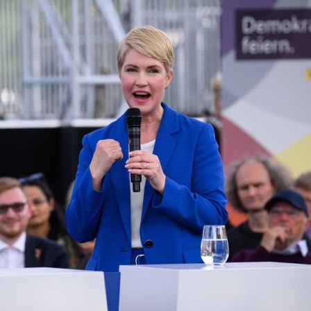 Mecklenburg-Vorpommerns Ministerpräsidentin Manuela Schwesig (SPD) spricht am Dialogforum beim Demokratiefest im Berliner Regierungsviertel mit Besucherinnen und Besuchern.