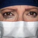Symbol-Bild: Krankenschester mit Mundschutz