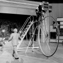 Aufzeichnunmg der Sendung "Wenn schon, Denn schon", dem Samstagabend-Ableger der Sendung Außenseiter - Spitzenreiter mit Moderator Hans-Joachim Wolfram im Fernsehen der DDR 1988. Zu sehen ist das größte Fahrrad der Welt.
      