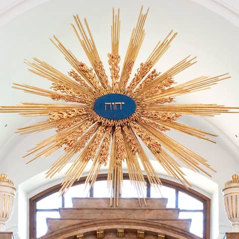 Tetragramm, Kirche zum Hl. Leopold am Leopoldsberg in Wien, Österreich; © dpa/chromorange/Weingartner