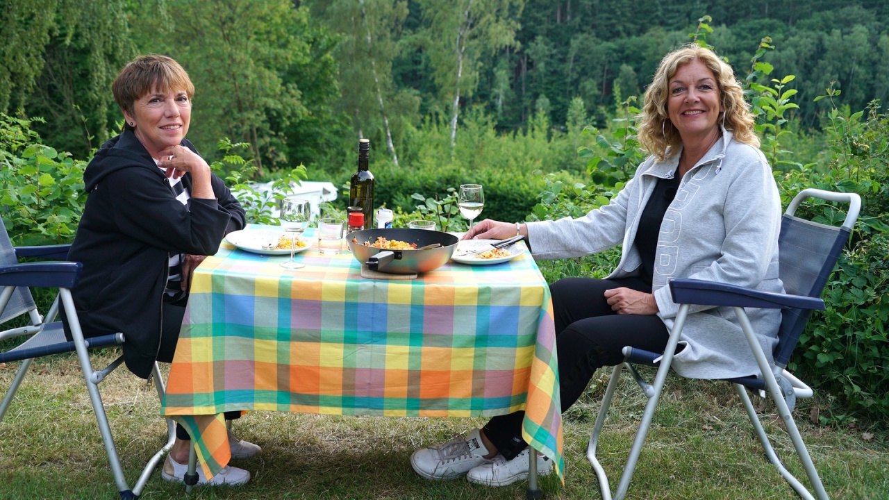 Tietjen campt mit Margot Käßmann am Salemer See