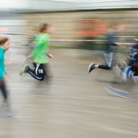 Kinder nehmen an einem Wettlauf teil