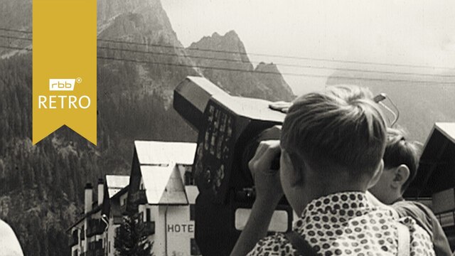 Junge schaut mit Fernrohr in die Berge der Dolomiten (Quelle: rbb)