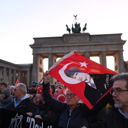Nach der Verhaftung des Oberbürgermeisters von Istanbul und Präsidentschaftskandidaten der CHP, Ekrem İmamoğlu, protestieren Menschen am Brandenburger Tor.