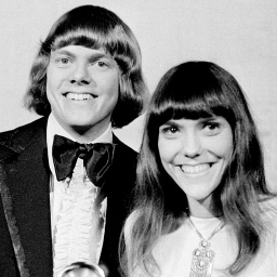 Die Carpenters, Richard und Karen, posieren mit ihrem Grammy 1970 