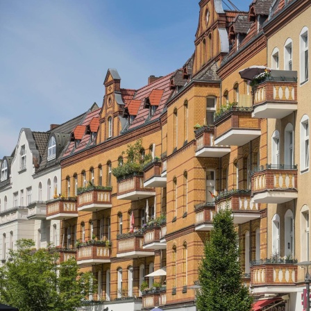 Blick auf die Fassaden gut erhaltener Altbauten in Berlin