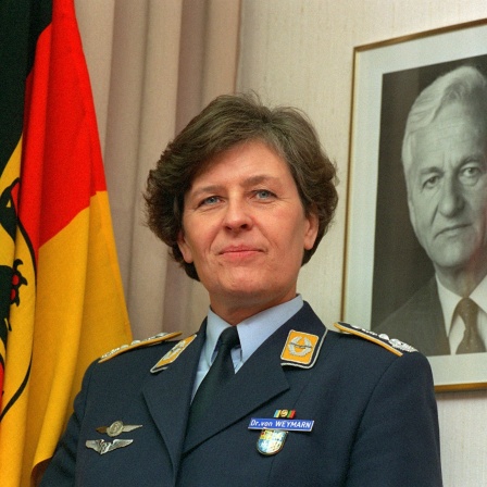 Die 50jährige Ärztin und Generälin Dr. Verena von Weymarn vor einem Bild des Bundespräsidenten Richard von Weizsäcker 