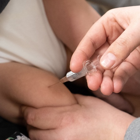 Tanja Brunnert, Kinderärztin und Sprecherin für Niedersachsen im Berufsverband der Kinder- und Jugendärzte, impft in einem Behandlungszimmer ihrer Kinderpraxis einen Säugling gegen Respiratorisches Synzytial-Virus (RSV). 