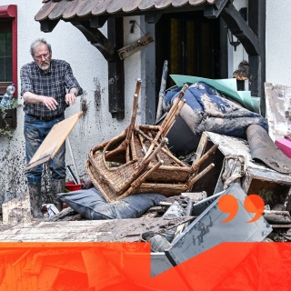 Werner Diggelmann aus Klaffenbach räumt Schutt aus seinem Haus. Nach einem Unwetter und einem Hochwasser wurde sein Haus überschwemmt.
| Bild: picture alliance/dpa | Bernd Weißbrod - BR/HR