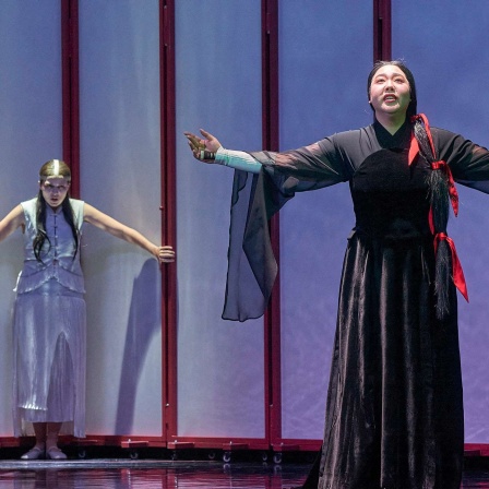 Rahel Brede (Suzuki) und Gloria Jieun Choi (Butterfly) in einer Szene von Madama Butterfly am Staatstheater Cottbus