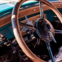 Der Lenker in einem älteren Auto. 