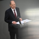 Bundeskanzler Olaf Scholz (SPD) hält zu Beginn der Sondersitzung des Bundestags zum Krieg in der Ukraine eine Regierungserklärung.