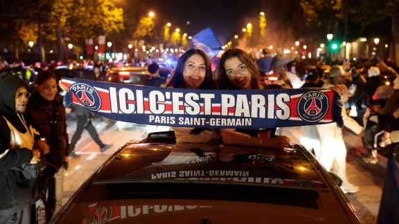 Sportschau - Psg-fans Feiern Party Auf Den Champs-elysees