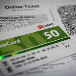 Eine Bahncard 50 liegt auf einem Online Ticket