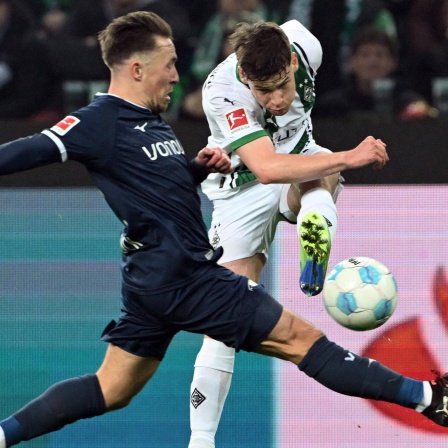 Ein Schuss von Gladbachs Lukas Ullrich wird von Bochums Tim Oermann geblockt