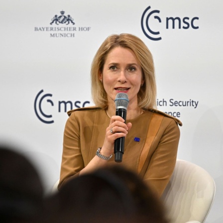Kaja Kallas, Vizepräsidentin der EU-Kommission, sitzt während der Tagung auf dem Podium. Die 61. Münchner Sicherheitskonferenz (MSC) findet vom 14. bis zum 16. Februar 2025 im Hotel Bayerischer Hof in München statt.