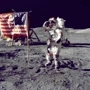 Apollo 17 - NASA, Dezember 1972: Der letzte Mann auf dem Mond, Eugene Cernan, salutiert vor der US-Flagge (Bild: picture alliance / Heritage Space/Heritage Images)