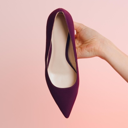Violetter weiblicher Wildlederschuh