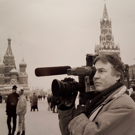 Kameramann Johann Andreas "Hansi" Kahts steht mit einer Kamera auf dem Roten Platz in Moskau.