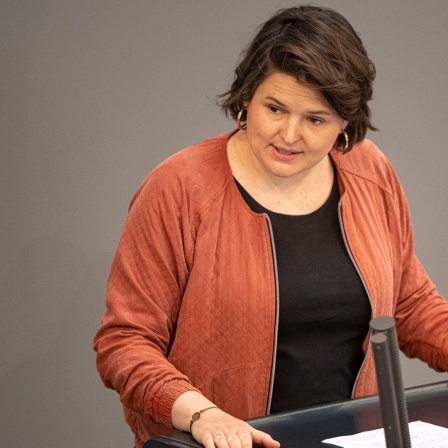 Die Abgeordnete Sara Nanni (Grüne) spricht im Bundestag