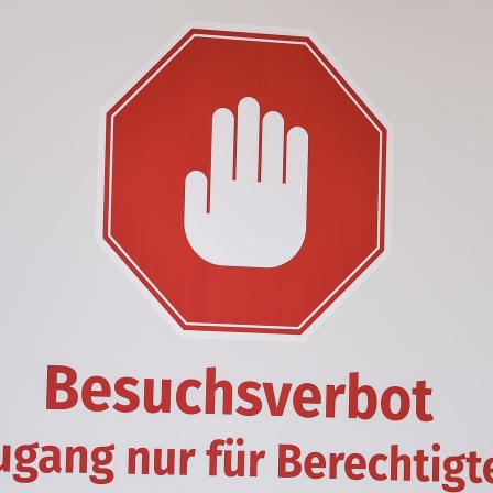 Ein Schild mit der Aufschrift 'Besuchsverbot'