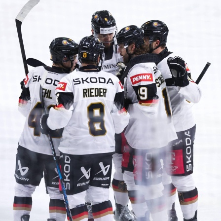 Deutschlands Woiciech Stachowiak bejubelt seinen Treffer zusammen mit seinen Teamkollegen