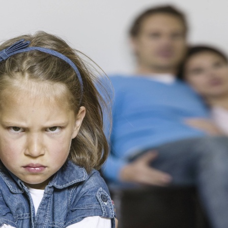 Wütendes Mädchen, Eltern im Hintergrund