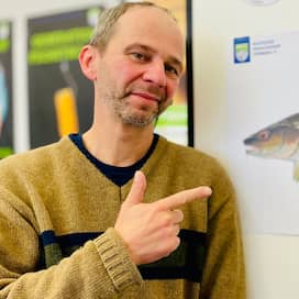 Olaf Lindner vom Deutschen Angelfischerverband e.V. zeigt auf einen Dorsch(Bild: rbb/F.Rößler)