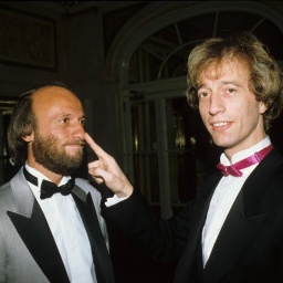 Robin Gibb mit Maurice Gibb