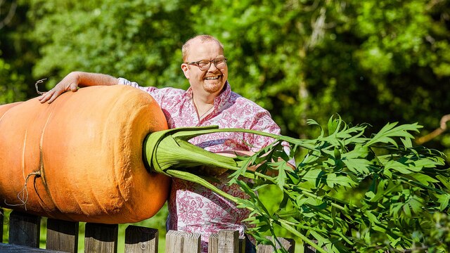 Bauerngartenprofi Volker Conrad mit Riesenmöhre