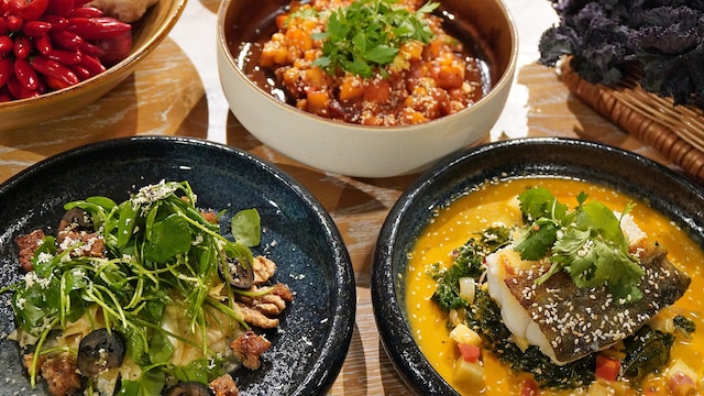 Sellerie-Salat mit Walnüssen, orientalischer Steckrüben-Eintopf und Grünkohl-Curry mit Kabeljau auf drei Tellern