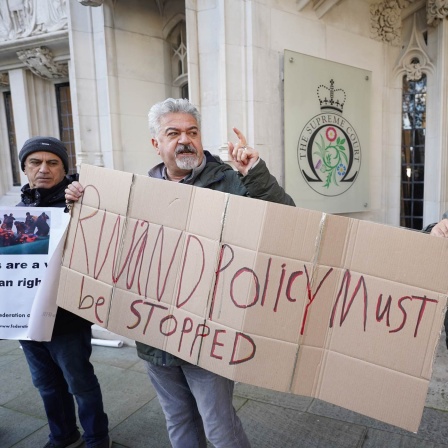 Protestierende vor dem Supreme Court in Großbritannien mit einem Schild "Ruanda-Politik muss beendet werden"