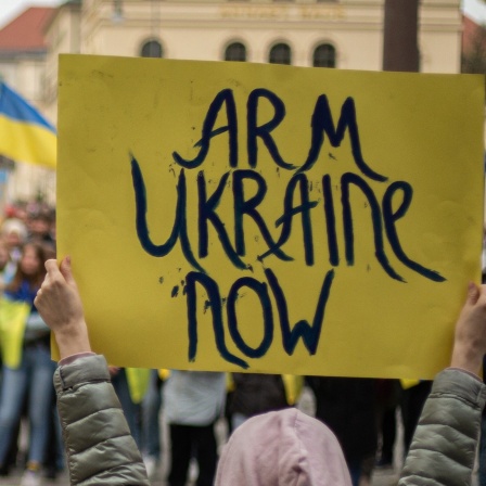 Ukraine-Krieg: Bei einem Protest sind Schilder mit der Aufschrift "Arm Ukraine now" zu sehen