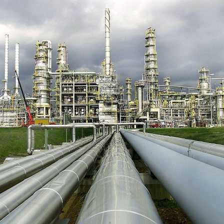Blick auf die Destillationsanlage der Mitteldeutschen Erdoel-Raffinerie GmbH (MIDER) in Leuna