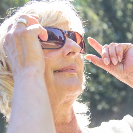 ältere Frau mit Sonnenbrille (Bild: picture alliance / dpa Themendienst)