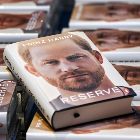 Das Buch von Prinz Harrys Biografie zeigt sein Gesicht auf dem Cover.