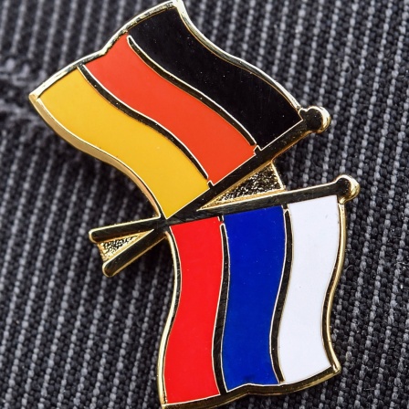 Symbolbild: Ein Anstecker bestehend aus der deutschen und russischen Fahne.
