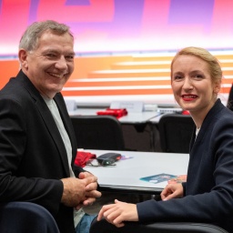 Jan van Aken und Ines Schwerdtner sitzen beim Bundesparteitag der Partei Die Linke in Halle/Saale nebeneinander.