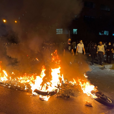 Auf diesem Bild, das von einer nicht bei Associated Press angestellten Person in Teheran aufgenommen und von AP außerhalb des Irans beschafft wurde, brennt ein Polizeimotorrad während eines Protests gegen den Tod von Mahsa Amini (Bild: dpa / Uncredited)