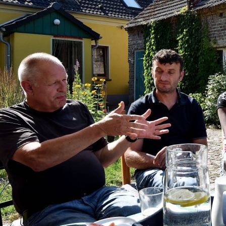 Horst Nachtsheim (li.) mit Gästen bei einem Kaffeenachmittag.