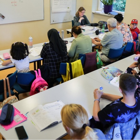 Teilnehmerinnen und Teilnehmer lernen in einem Integrationskurs mit Alphabetisierung im Eltern-Kind-Zentrum (EKiZ) in der Elbkinder-Kita Uffelnsweg.
