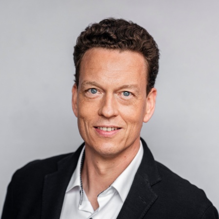 Literaturhistoriker Tilmann Lahme lächelt in die Kamera.
