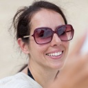 Symbolbild Selbstbewusstsein: Eine Frau macht lächelnd ein Selfie; WDR Innenwelt widmet eine Sendung dem Thema Selbstbewusstsein.