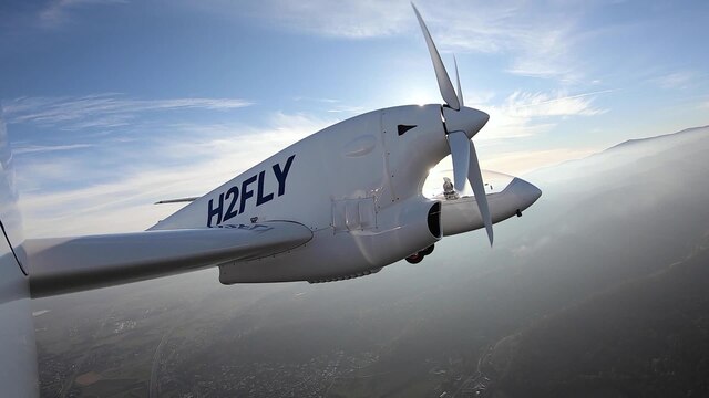 Das viersitzige Brennstoffzellenflugzeug HY4.  Ein Flugzeug, das ausschließlich mit Brennstoffzellen- und Batteriesystem angetrieben wird.
| Bild: DLR