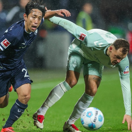 Bremens Senen Lynen im Zweikampf mit Koji Miyoshi vom VfL Bochum