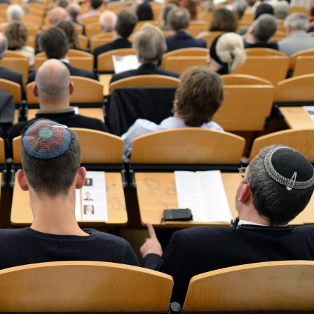 Während eines Festaktes an der Universität Potsdam (Brandenburg) zur Eröffnung des bundesweit ersten Universitätsstudiengang für Jüdische Theologie am 19.11.2013 sitzen Besucher der Veranstaltung im Audimax der Universität.