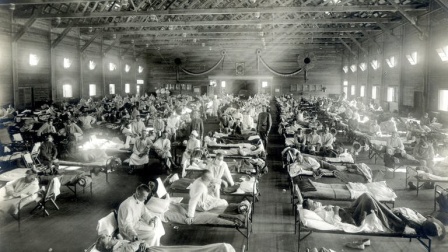 atienten, die an der Spanischen Grippe erkrankt sind, liegen in Betten eines Notfallkrankenhauses im Camp Funston der Militärbasis Fort Riley in Kansas (USA) (Aufnahme von 1918)