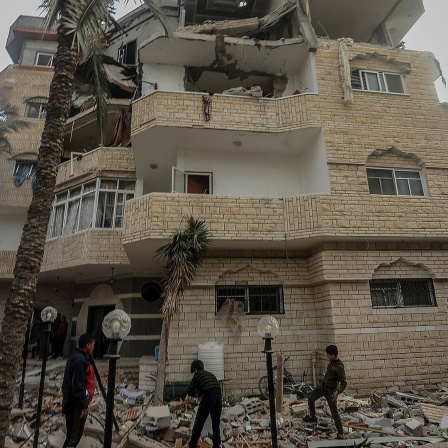 Kinder stehen vor einem zerstörten Gebäude in Rafah im Süden des Gazastreifens.