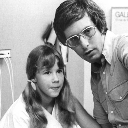 Regisseur William Friedkin gibt der Hauptdarstellerin Linda Blair Regienweisungen während der Dreharbeiten zu dem Film &#034;Der Exorzist&#034; (1973).