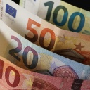 Verschiedene Geldscheine mit den Werten 10, 20, 50 und 100 Euro stehen nebeneinander.